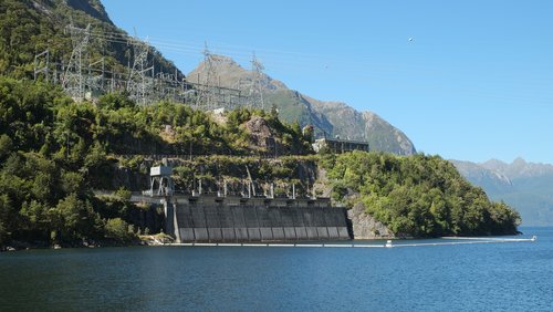 Manapouri_power_station_at_Lake_Manapouri_in_the_afternoon