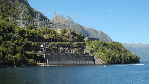 large-Manapouri_power_station_at_Lake_Manapouri_in_the_afternoon